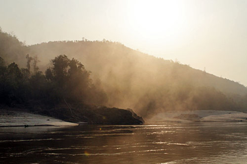 LuangSayCruise-Day2-01 Mists rise from Mekong River at dawn
