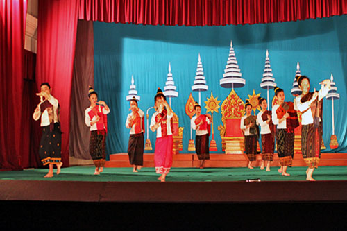 LP-Royal-Ballet-Theatre4 Beautiful Lao women perform perfectly syncopated dance steps