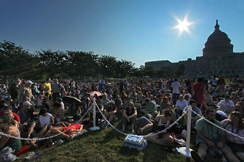 04-Dalai-Lama-Speech2 By the time the sun rises, huge crowds have already gathered on the Capitol west lawn to hear the Dalai Lama speak